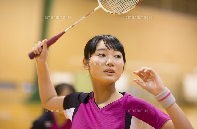 バドミントンをする女子学生 の写真素材 イラスト素材 アマナイメージズ バドミントンをする女子学生 の写真素材 イラスト素材 アマナイメージズ