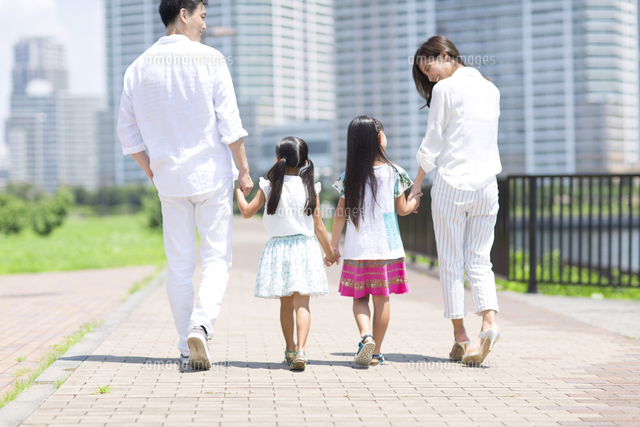 手をつないで遊歩道を歩く家族の後ろ姿 の写真素材 イラスト素材 アマナイメージズ