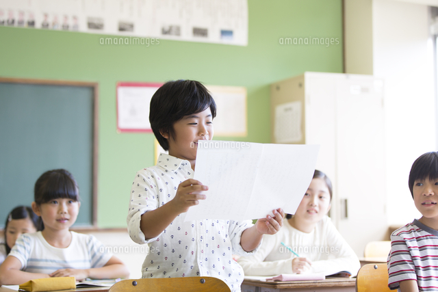 授業中に作文を読む小学生の男の子 の写真素材 イラスト素材 アマナイメージズ