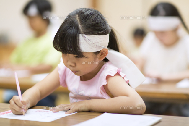塾の合宿で授業を受ける女の子 33000004290 の写真素材 イラスト素材 アマナイメージズ