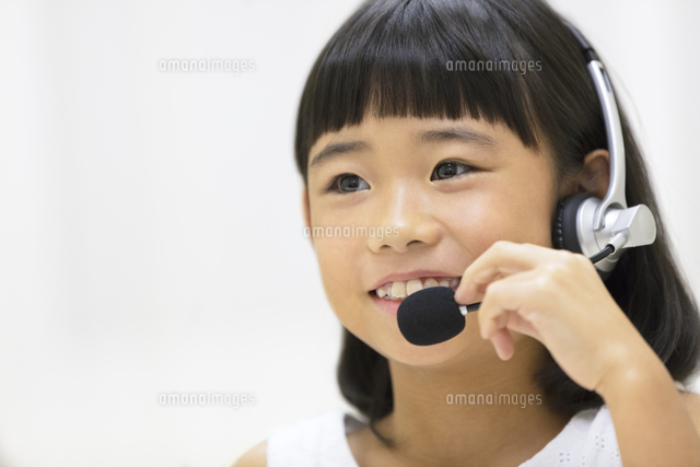 インカムを付けて話す女の子 の写真素材 イラスト素材 アマナイメージズ