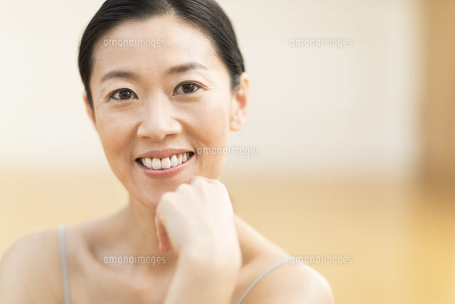 顎に手を添え微笑む女性 の写真素材 イラスト素材 アマナイメージズ