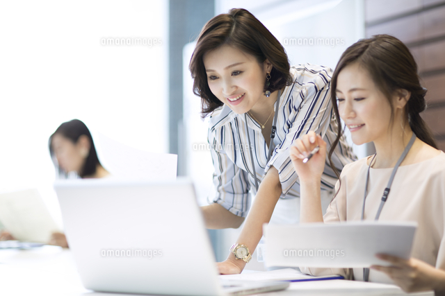 Pcを見る２人のビジネス女性 の写真素材 イラスト素材 アマナイメージズ