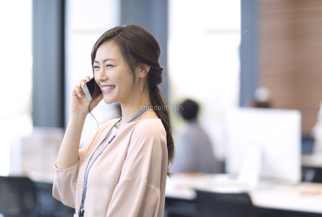 電話をするビジネス女性 33000004803 の写真素材 イラスト素材 アマナイメージズ