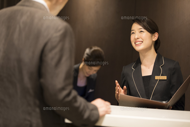 接客するコンシェルジュの女性 の写真素材 イラスト素材 アマナイメージズ