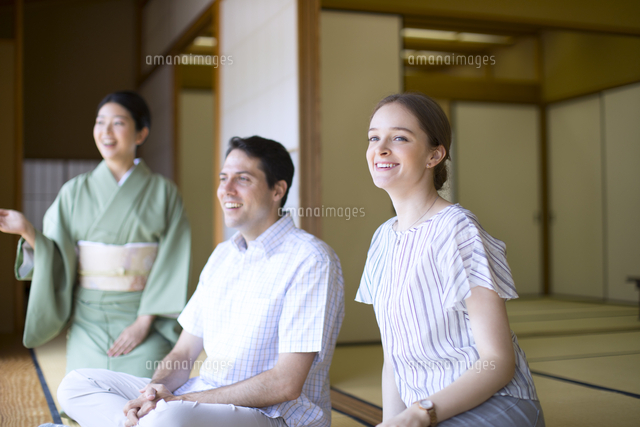 縁側で景色を見る男女の外国人観光客 の写真素材 イラスト素材 アマナイメージズ