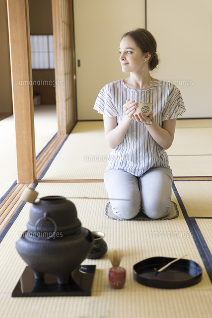 抹茶を飲みながら景色を見る外国人観光客 の写真素材 イラスト素材 アマナイメージズ