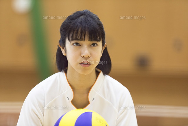 バレーボールをする女子学生 の写真素材 イラスト素材 アマナイメージズ