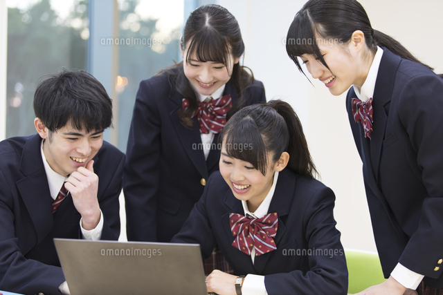 集まってパソコンを見る高校生たち の写真素材 イラスト素材 アマナイメージズ