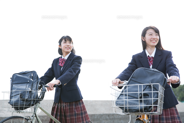 自転車で通学をする女子高校生たち の写真素材 イラスト素材 アマナイメージズ