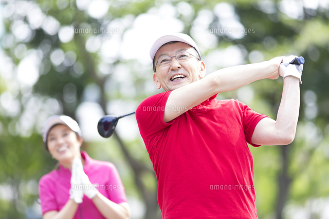 ゴルフを楽しむ男性 の写真素材 イラスト素材 アマナイメージズ