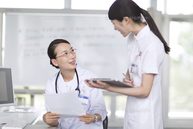 打ち合わせをする医師と看護師 の写真素材 イラスト素材 アマナイメージズ