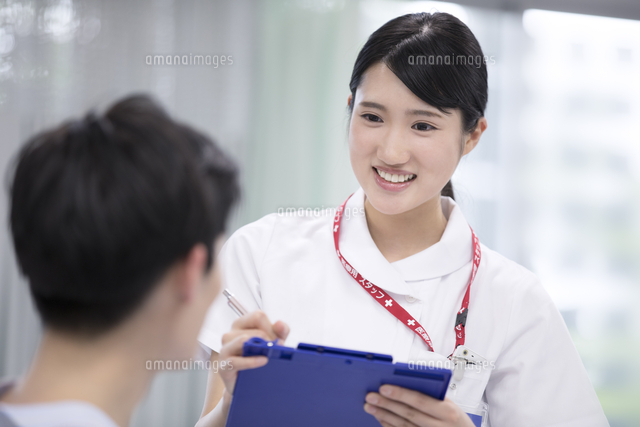 入院患者と会話をする女性看護師 の写真素材 イラスト素材 アマナイメージズ