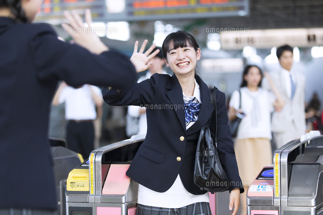 駅の改札付近で友達に手を振る女子高校生 の写真素材 イラスト素材 アマナイメージズ
