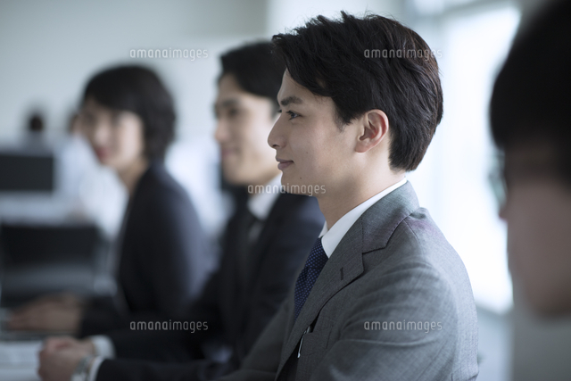 会議中に前を向くビジネス男性の横顔 の写真素材 イラスト素材 アマナイメージズ