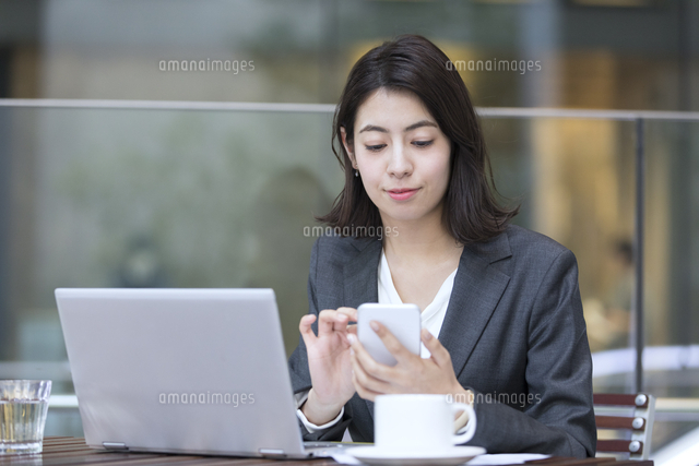 テラスでスマホを操作するビジネス女性 の写真素材 イラスト素材 アマナイメージズ テラスでスマホを操作するビジネス女性 の写真素材 イラスト素材 アマナイメージズ
