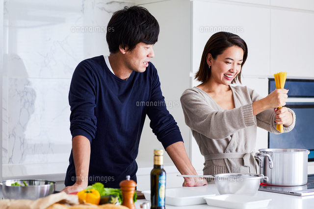キッチンで料理する夫婦 の写真素材 イラスト素材 アマナイメージズ