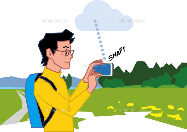 旅先でスマホで自撮りをする若い男性 の写真素材 イラスト素材 アマナイメージズ