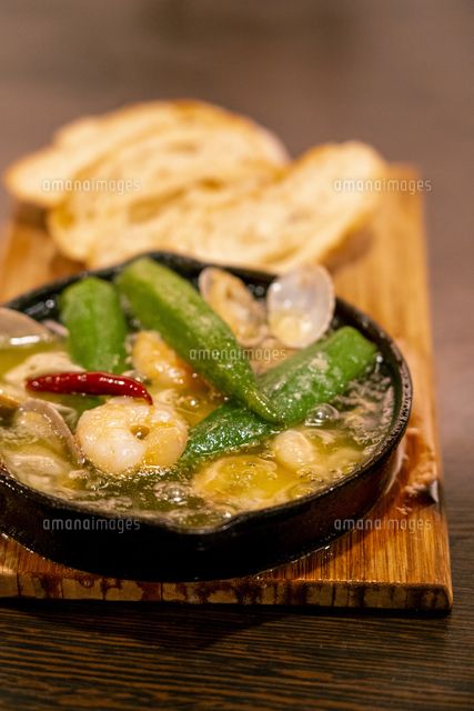 アヒージョとバケット の写真素材 イラスト素材 アマナイメージズ