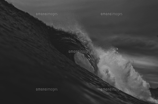 波の行く先 冬 日本 の写真素材 イラスト素材 アマナイメージズ