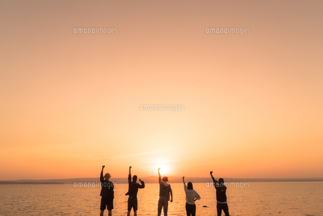 夕日と仲間達 の写真素材 イラスト素材 アマナイメージズ