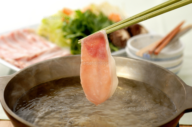 豚肉のしゃぶしゃぶ お箸で持ち上げ の写真素材 イラスト素材 アマナイメージズ