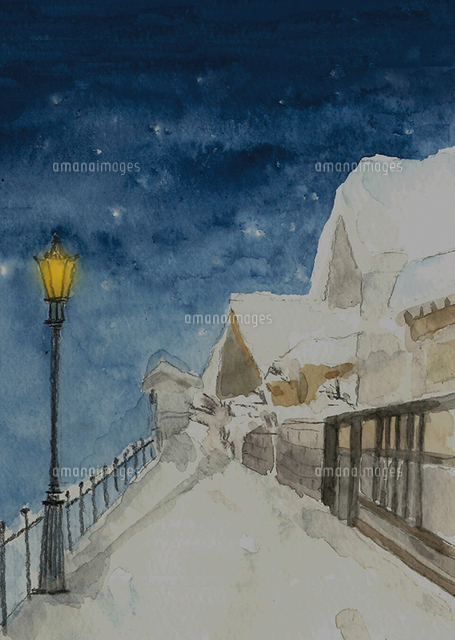 水彩で描いた雪の降り積もった街灯の灯る夜景 手描きイラスト