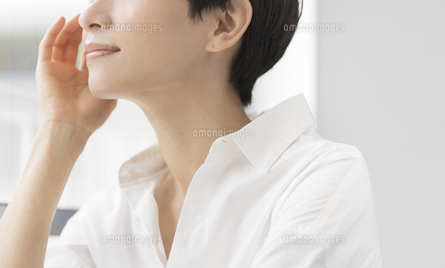 白シャツを着た健康的で美しい女性[66726000631]の写真・イラスト素材 