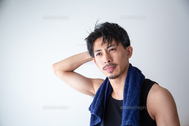 30代男性のポートレイト[72892002381]の写真・イラスト素材｜アマナ