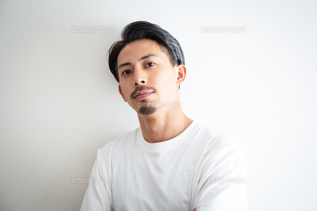 30代男性のポートレイト[72892002404]の写真・イラスト素材｜アマナ  