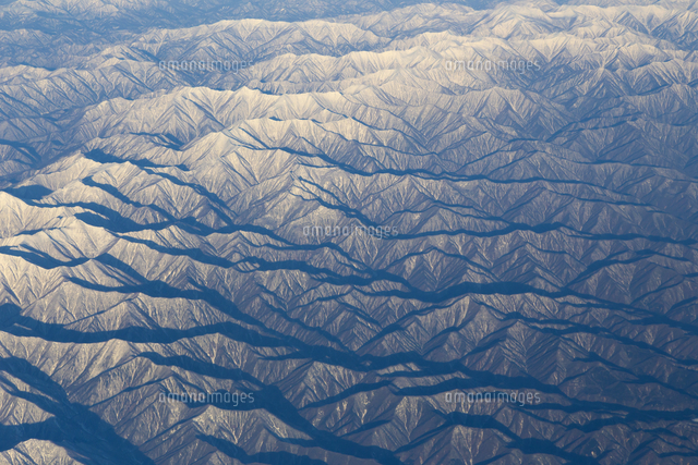 空から見た冬の北海道 日高山脈 の写真素材 イラスト素材 アマナイメージズ