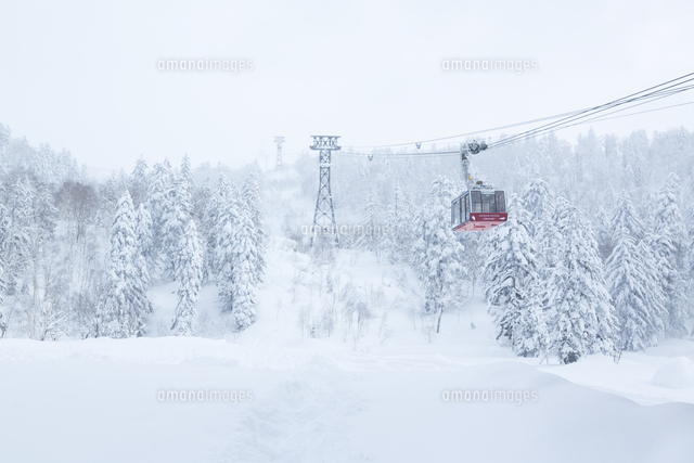 白銀の世界をいく旭岳ロープウェイ の写真素材 イラスト素材 アマナイメージズ