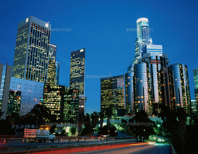 ビル群とフリーウェイ夜景 ロサンジェルス アメリカ の写真素材 イラスト素材 アマナイメージズ