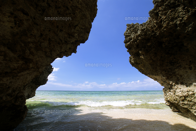 岩に挟まれた砂浜に打ち寄せる波 宇勝海岸 の写真素材 イラスト素材 アマナイメージズ