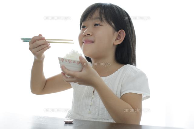 ご飯を食べる女の子 の写真素材 イラスト素材 アマナイメージズ