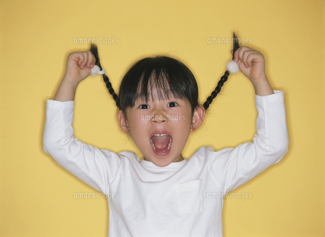 三つ編みを引っ張る日本人の女の子 の写真素材 イラスト素材 アマナイメージズ