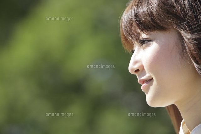 新緑と微笑む女性の横顔[81334002520]の写真・イラスト素材｜アマナ