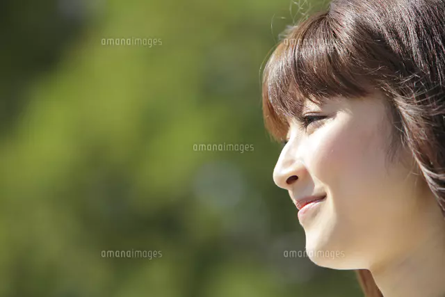 新緑と微笑む女性の横顔[81334002520]の写真・イラスト素材｜アマナ