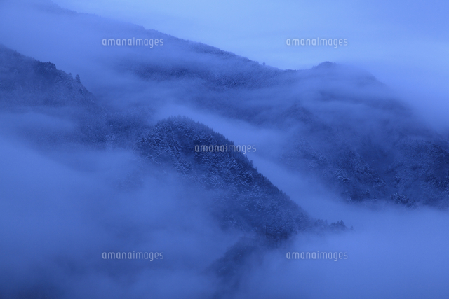 冬の奥多摩の石尾根 の写真素材 イラスト素材 アマナイメージズ