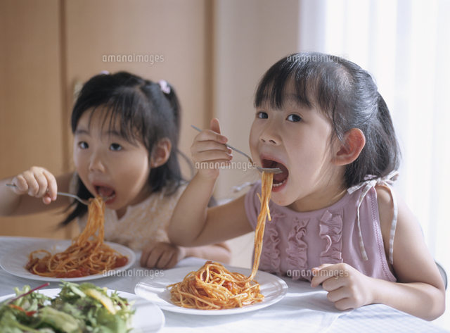 パスタを食べる女の子達 の写真素材 イラスト素材 アマナイメージズ