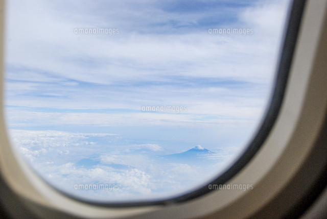 飛行機の窓 飛行機の窓から富士山[81385000132]の写真・イラスト素材｜アマナ
