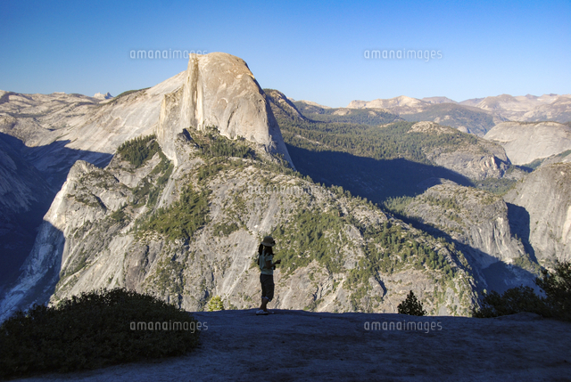 アメリカ国立公園 ヨセミテと女の子 の写真素材 イラスト素材 アマナイメージズ