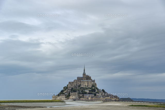 世界遺産モンサンミッシェルと曇り空 の写真素材 イラスト素材 アマナイメージズ