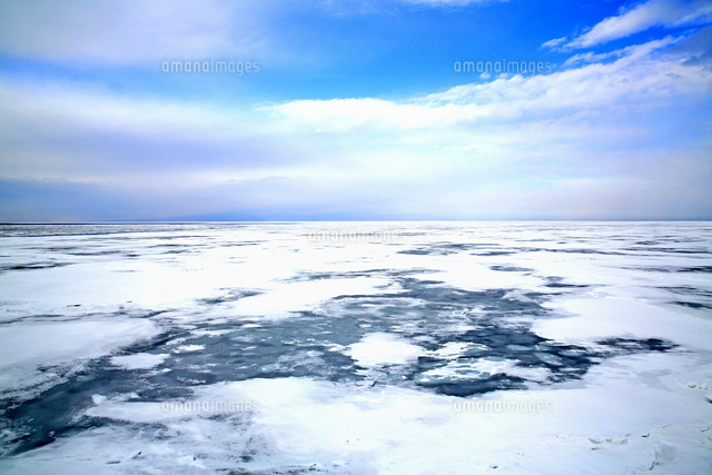 青空の元 流氷が造形美を見せる神秘的なオホーツクの海 の写真素材 イラスト素材 アマナイメージズ