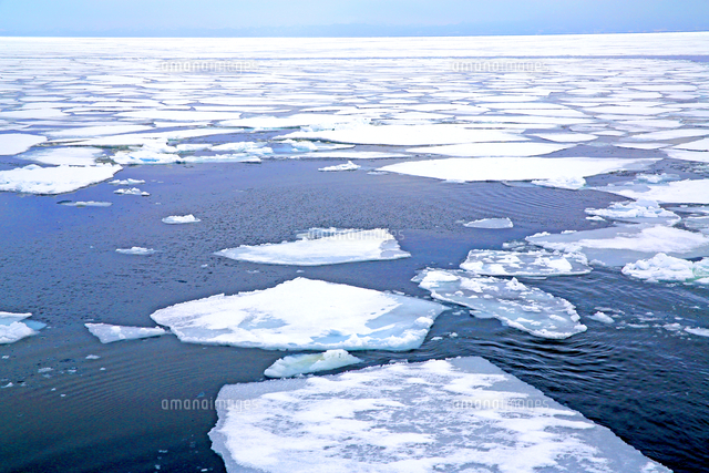 流氷が造形美を見せる神秘的なブル 色したオホーツクの海 の写真素材 イラスト素材 アマナイメージズ