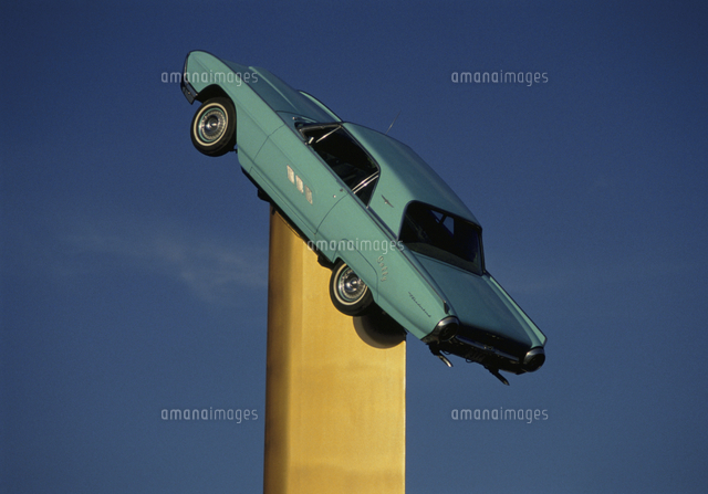 建物に斜めに止まる車 ヒューストン テキサス州 アメリカ の写真素材 イラスト素材 アマナイメージズ