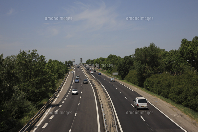 プロヴァンス地方の高速道路 の写真素材 イラスト素材 アマナイメージズ