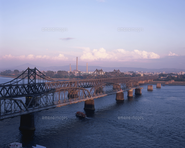 夕映えの鴨緑江大橋と断橋[81522026885]の写真素材・イラスト素材｜アマナイメージズ