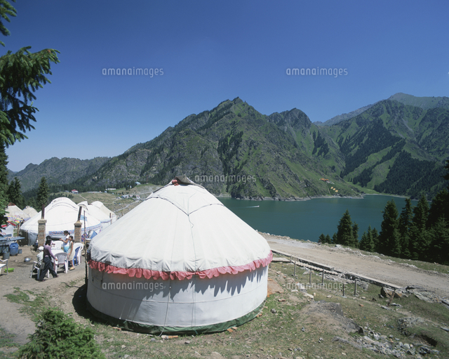 天池とカザフ族のゲル の写真素材 イラスト素材 アマナイメージズ