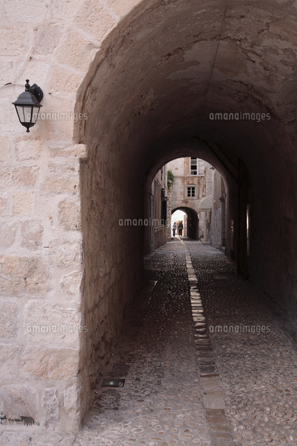 石畳のトンネル の写真素材 イラスト素材 アマナイメージズ